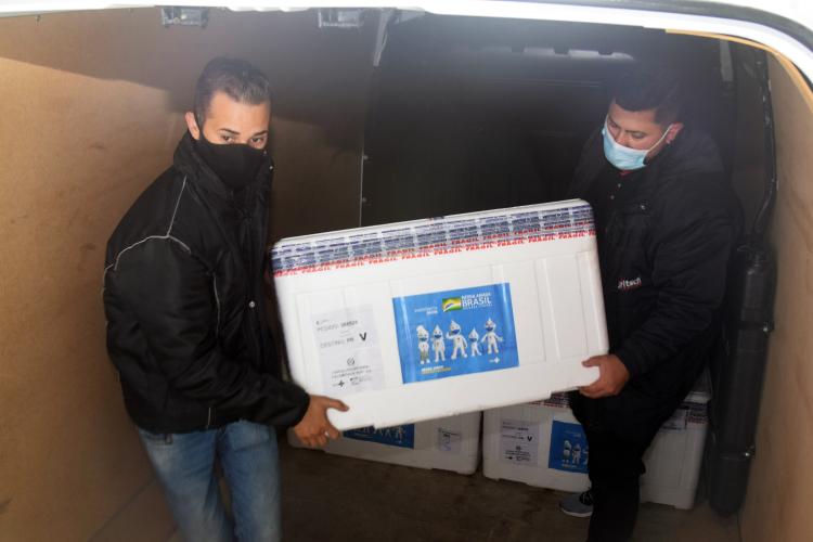 Paraná recebe 137,2 mil vacinas contra a Covid-19 para segunda dose; 176,6 mil para dose reforço chegam no sábado