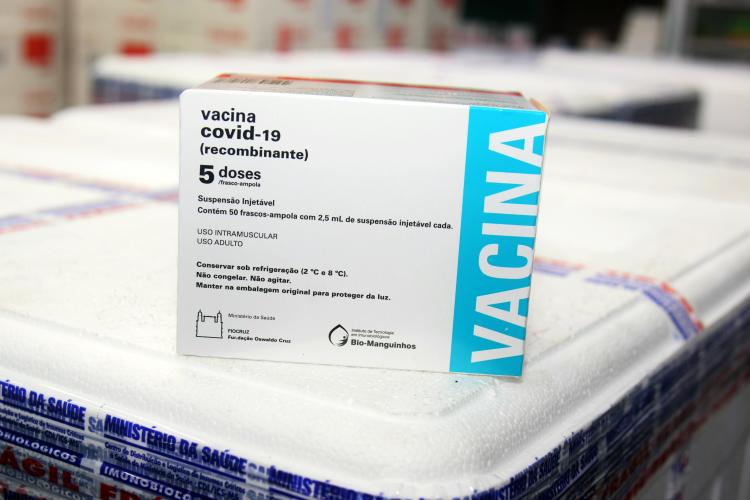 Paraná recebe 137,2 mil vacinas contra a Covid-19 para segunda dose; 176,6 mil para dose reforço chegam no sábado