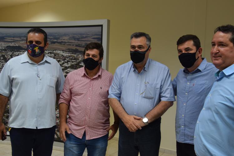 Estado entrega 47 veículos para a Saúde da Região de Umuarama e assina convênio de R$ 5 milhões