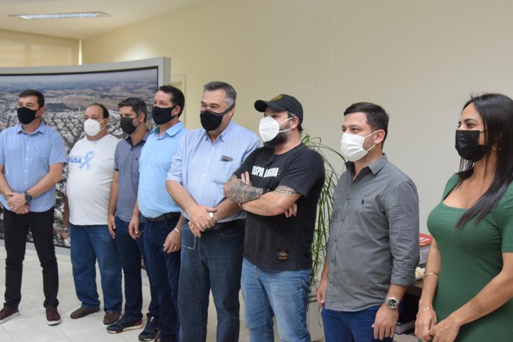 Estado entrega 47 veículos para a Saúde da Região de Umuarama e assina convênio de R$ 5 milhões