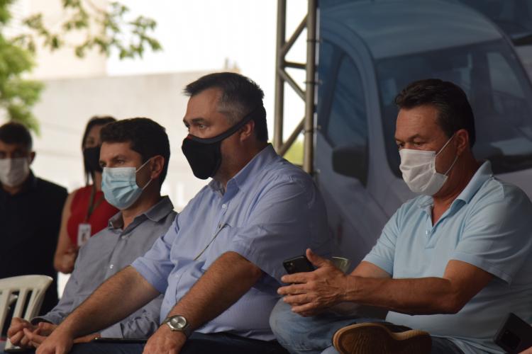 Estado entrega 47 veículos para a Saúde da Região de Umuarama e assina convênio de R$ 5 milhões