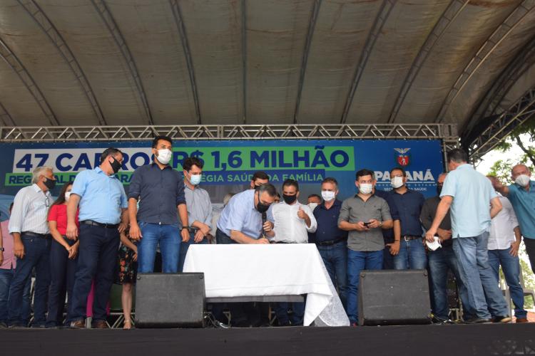 Estado entrega 47 veículos para a Saúde da Região de Umuarama e assina convênio de R$ 5 milhões