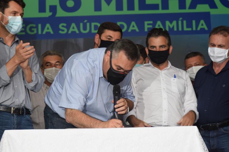 Estado entrega 47 veículos para a Saúde da Região de Umuarama e assina convênio de R$ 5 milhões