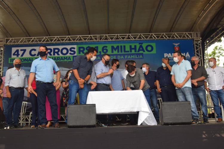 Estado entrega 47 veículos para a Saúde da Região de Umuarama e assina convênio de R$ 5 milhões