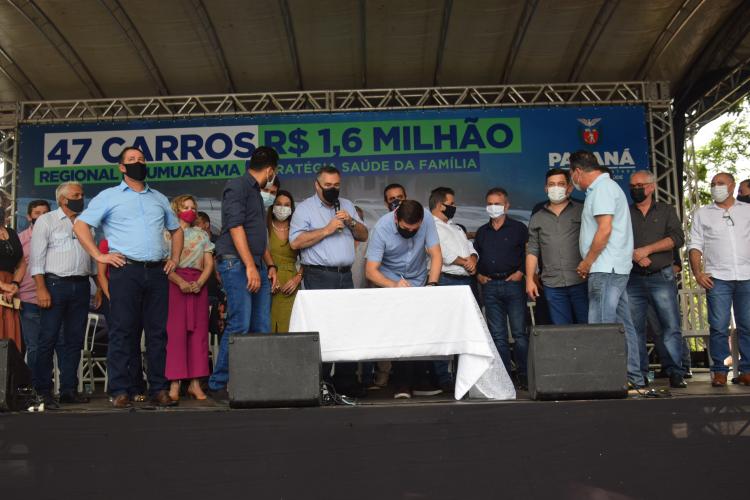 Estado entrega 47 veículos para a Saúde da Região de Umuarama e assina convênio de R$ 5 milhões
