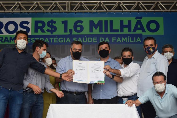 Estado entrega 47 veículos para a Saúde da Região de Umuarama e assina convênio de R$ 5 milhões