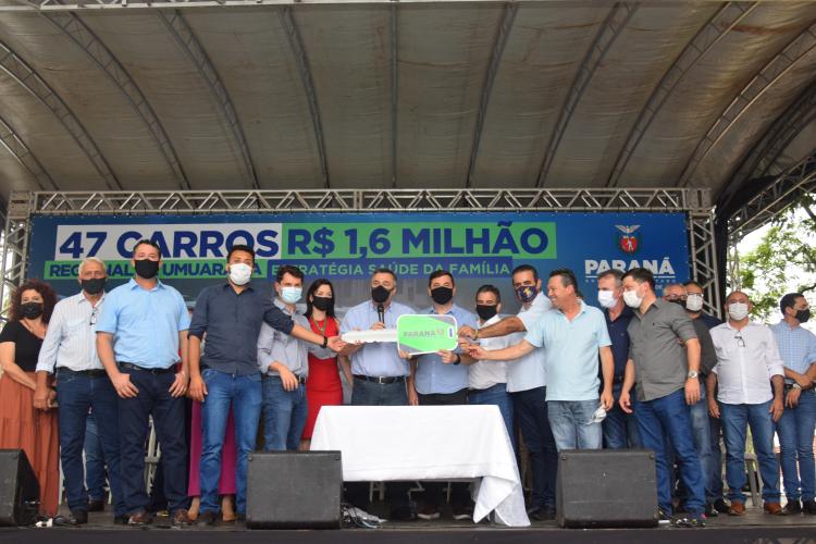 Estado entrega 47 veículos para a Saúde da Região de Umuarama e assina convênio de R$ 5 milhões
