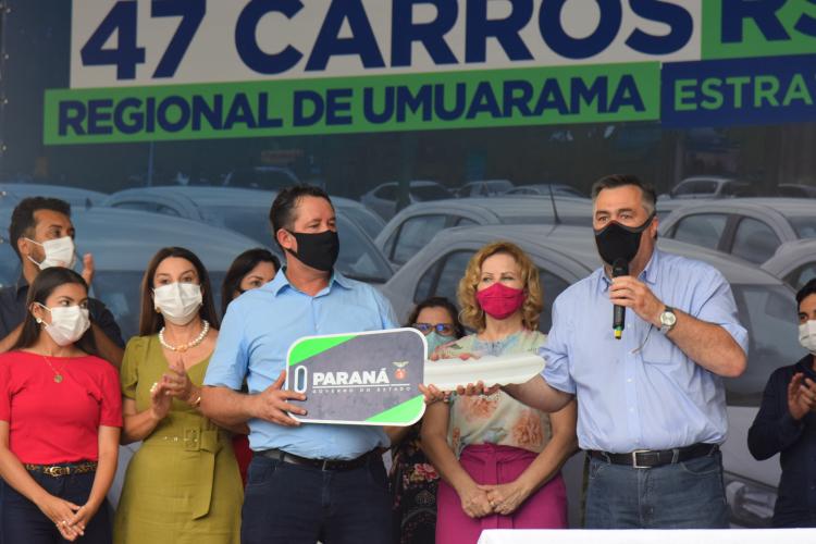 Estado entrega 47 veículos para a Saúde da Região de Umuarama e assina convênio de R$ 5 milhões