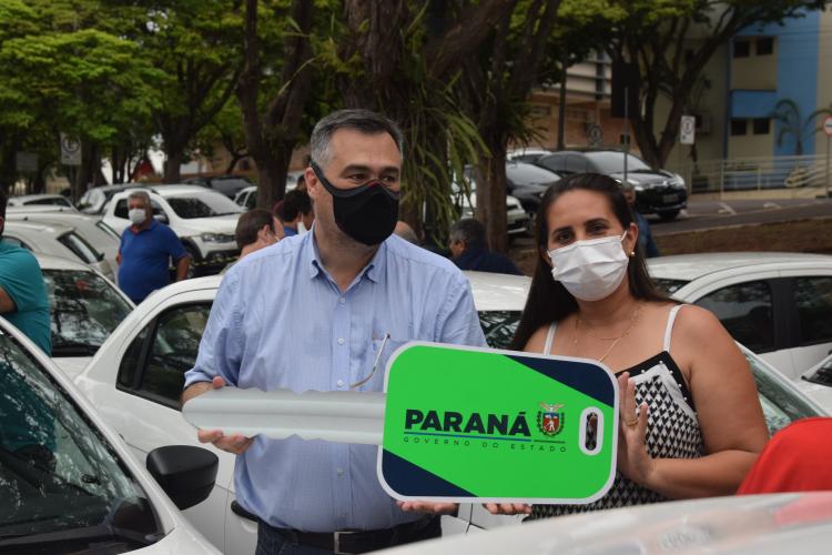 Estado entrega 47 veículos para a Saúde da Região de Umuarama e assina convênio de R$ 5 milhões