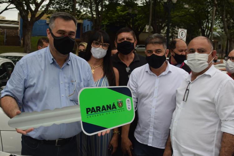 Estado entrega 47 veículos para a Saúde da Região de Umuarama e assina convênio de R$ 5 milhões