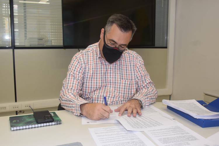 Secretário assina adesão de 390 municípios ao Programa PlanificaSUS Paraná