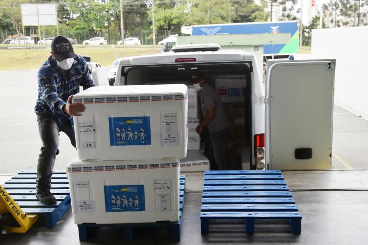 Mais de 805 mil vacinas contra a Covid-19 devem chegar ao Estado nesta segunda