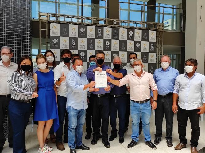 Secretário assina convênio de R$ 24 milhões para atendimento especializado com o Cismepar