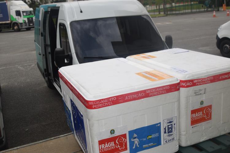 Mais de 263 mil vacinas contra a Covid-19 são distribuídas às Regionais nesta terça