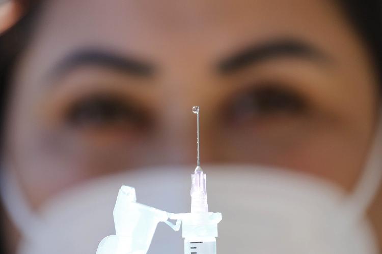 Dois anos de pandemia: 2021 tem a marca registrada da campanha de vacinação