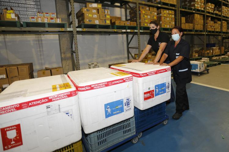 Mais de 289 mil vacinas contra a Covid-19 e Influenza são distribuídas às Regionais nesta terça