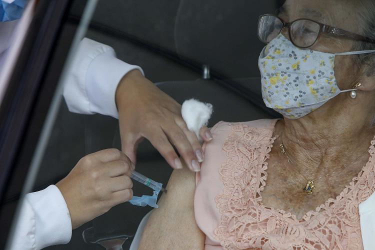 Estado orienta aplicação da segunda dose de reforço em idosos acima de 60 anos