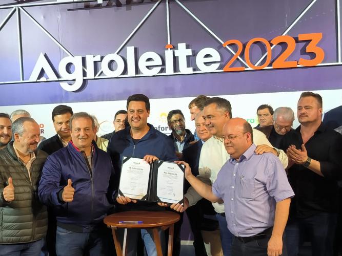 Governador visita a Agroleite e anuncia investimento de R$ 19 milhões para Castro