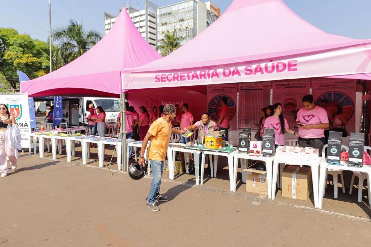 Paraná Rosa em Ação leva atenção à saúde da mulher e serviços a Foz do Iguaçu
