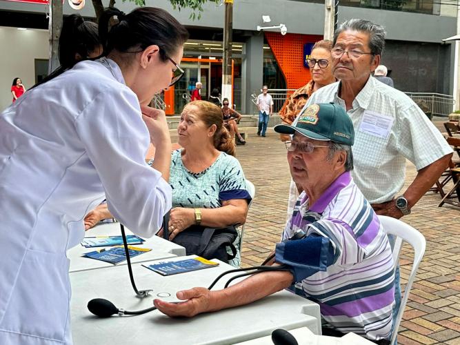 Sesa realiza ações em alusão ao Novembro Azul no calçadão de Londrina
