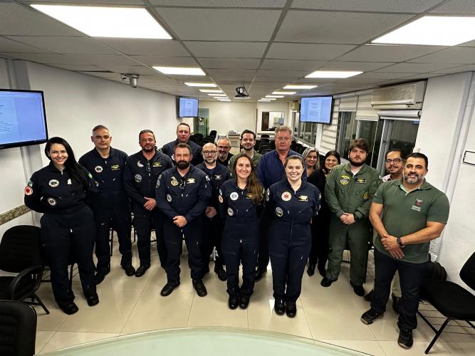 Profissionais do serviço aeromédico do Paraná fazem reunião técnica em Curitiba
