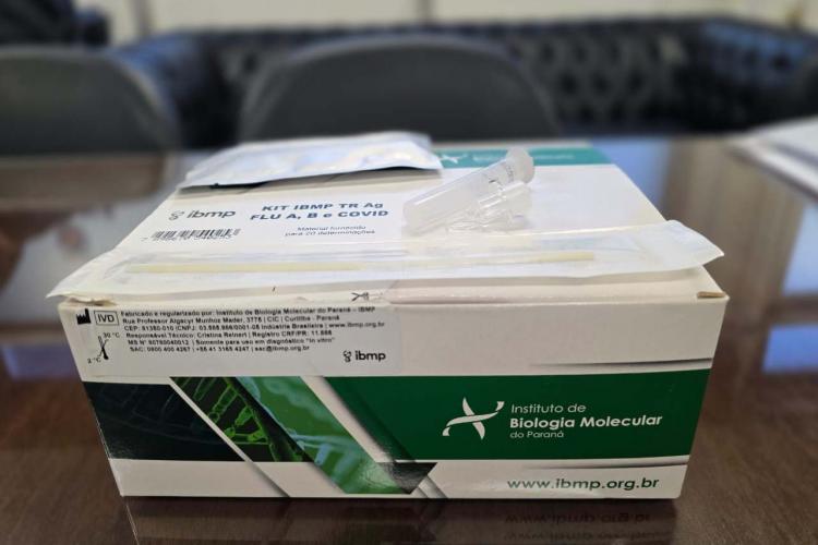 A Secretaria da Saúde do Paraná (Sesa) recebeu um novo lote com 100 mil testes rápidos para detecção de Influenza A, Influenza B e Covid-19.