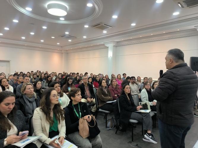 Profissionais debatem avanços na Assistência Farmacêutica durante encontro macrorregional em Curitiba