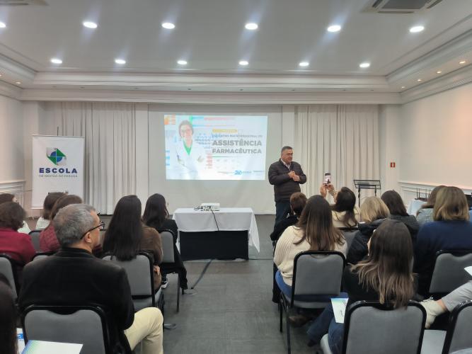 Profissionais debatem avanços na Assistência Farmacêutica durante encontro macrorregional em Curitiba