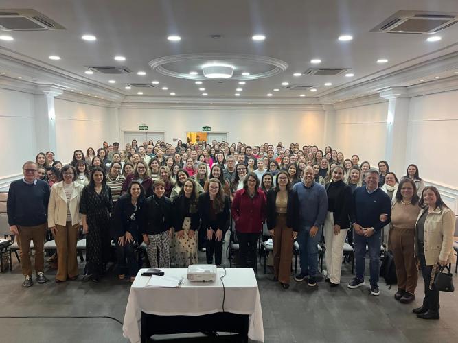 Profissionais debatem avanços na Assistência Farmacêutica durante encontro macrorregional em Curitiba