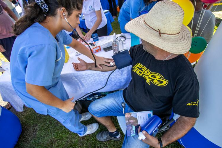 Campanha Agosto Azul reforça importância do cuidado com a saúde do homem no Paraná