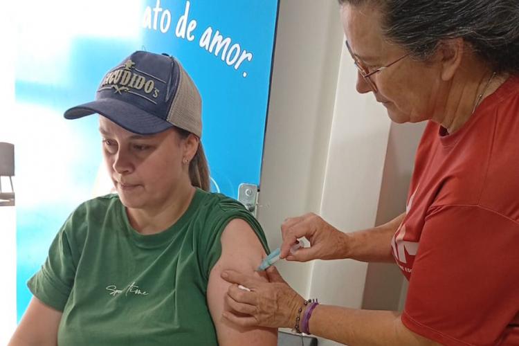 Segundo informações do setor de imunização da Secretaria de Estado da Saúde (Sesa), a unidade onde os insumos estão armazenados possui um gerador de energia e não houve interrupção da refrigeração.