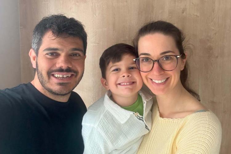 PR inicia aplicação de emicizumabe em crianças de 0 a 6 anos com hemofilia A. Na foto, o menino Luca com os pais Adam e Graziella.
