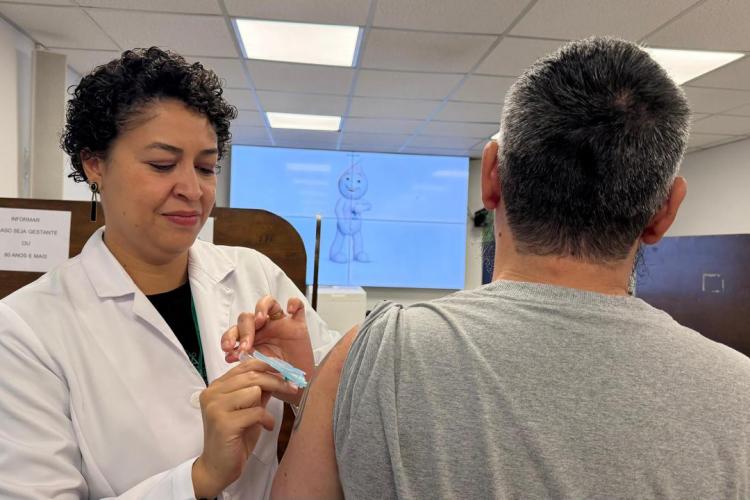 Paraná aplica 1,5 milhão de doses da vacina contra gripe e convoca grupos prioritários
