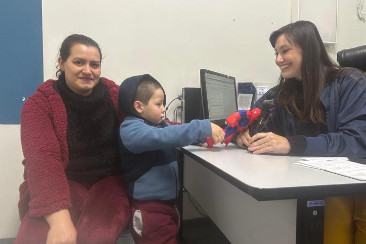 Na foto Cintia e o filho Thiago, com a doutora Fabíola