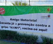 Caminhoneiros recebem vacina da gripe no pólo distribuição de combustível