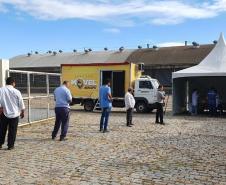 Caminhoneiros recebem vacina da gripe no pólo distribuição de combustível