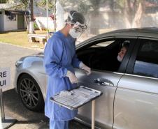 Testes por drive-thru já atenderam 367 pessoas da saúde e segurança