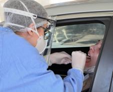 Testes por drive-thru já atenderam 367 pessoas da saúde e segurança