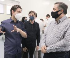 Secretário entrega equipamentos hospitalares e inaugura ala de ressonância magnética na região Oeste