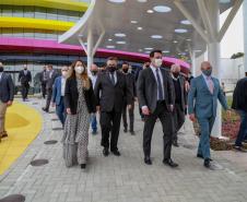 O governador Carlos Massa Ratinho Junior participou nesta terça-feira (01), em Curitiba, da inauguração do Erastinho, o primeiro hospital oncopediátrico do Sul do País. Idealizado pelo Hospital Erasto Gaetner, referência no tratamento de câncer no Paraná, a unidade recebeu investimento de R$ 30 milhões, sendo que mais de R$ 19 milhões foram destinados pelo Governo do Estado. O hospital é filantrópico e atende também pelo SUS. 