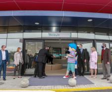 O governador Carlos Massa Ratinho Junior participou nesta terça-feira (01), em Curitiba, da inauguração do Erastinho, o primeiro hospital oncopediátrico do Sul do País. Idealizado pelo Hospital Erasto Gaetner, referência no tratamento de câncer no Paraná, a unidade recebeu investimento de R$ 30 milhões, sendo que mais de R$ 19 milhões foram destinados pelo Governo do Estado. O hospital é filantrópico e atende também pelo SUS. 