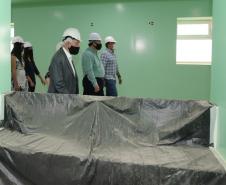 O vice-governador Darci Piana e o secretário de Estado da Saúde Beto Preto assinam o repasse de recursos ao Hospital da Criança para conclusão das obras
