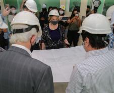 O vice-governador Darci Piana e o secretário de Estado da Saúde Beto Preto assinam o repasse de recursos ao Hospital da Criança para conclusão das obras