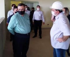 O secretário de Estado da Saúde, Beto Preto, esteve em Cornélio Procópio na última semana para realizar uma visita técnica nas obras do futuro Hospital Regional. A nova unidade hospitalar irá atender todos os municípios da 18° Regional de Saúde. O hospital que teve o convênio federal assinado em 2010 será concluído até o segundo semestre de 2021 e beneficiará cerca de 230 mil pessoas. 