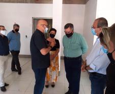 O secretário de Estado da Saúde, Beto Preto, esteve em Cornélio Procópio na última semana para realizar uma visita técnica nas obras do futuro Hospital Regional. A nova unidade hospitalar irá atender todos os municípios da 18° Regional de Saúde. O hospital que teve o convênio federal assinado em 2010 será concluído até o segundo semestre de 2021 e beneficiará cerca de 230 mil pessoas. 
