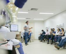 Técnicos da Sesa treinam trabalhadores da ala Covid do Hospital Universitário dos Campos Gerais 