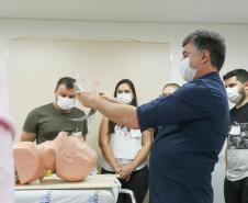 Técnicos da Sesa treinam trabalhadores da ala Covid do Hospital Universitário dos Campos Gerais 