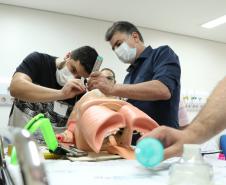 Técnicos da Sesa treinam trabalhadores da ala Covid do Hospital Universitário dos Campos Gerais 