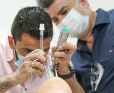 Técnicos da Sesa treinam trabalhadores da ala Covid do Hospital Universitário dos Campos Gerais 