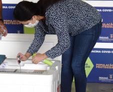 Paraná recebe novo lote de vacina e amplia imunização de profissionais da saúde